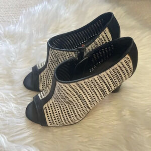Women’s Calvin Klein black & white zip up heels size 6.5